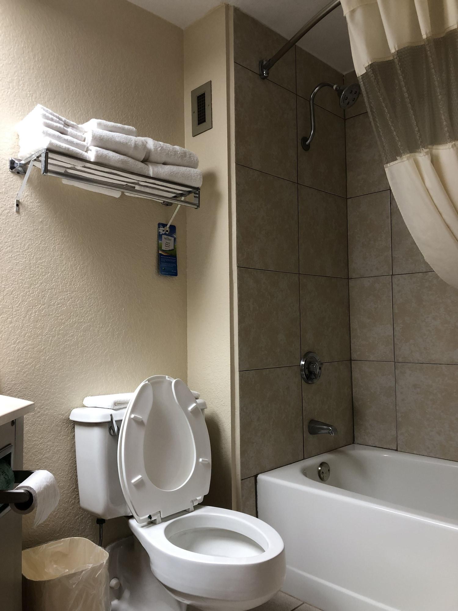 Baymont By Wyndham Cincinnati Шарънвил Екстериор снимка