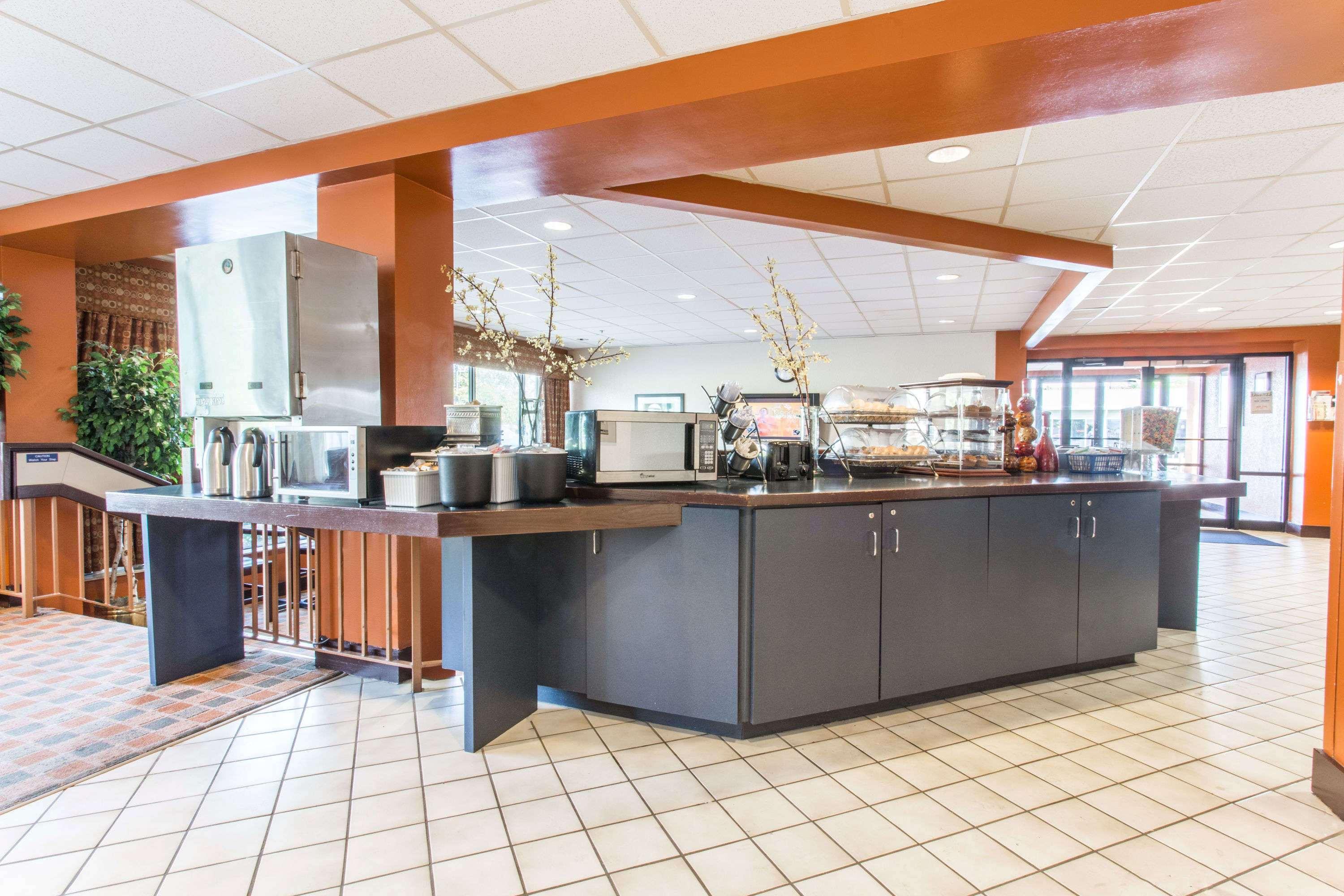 Baymont By Wyndham Cincinnati Шарънвил Екстериор снимка