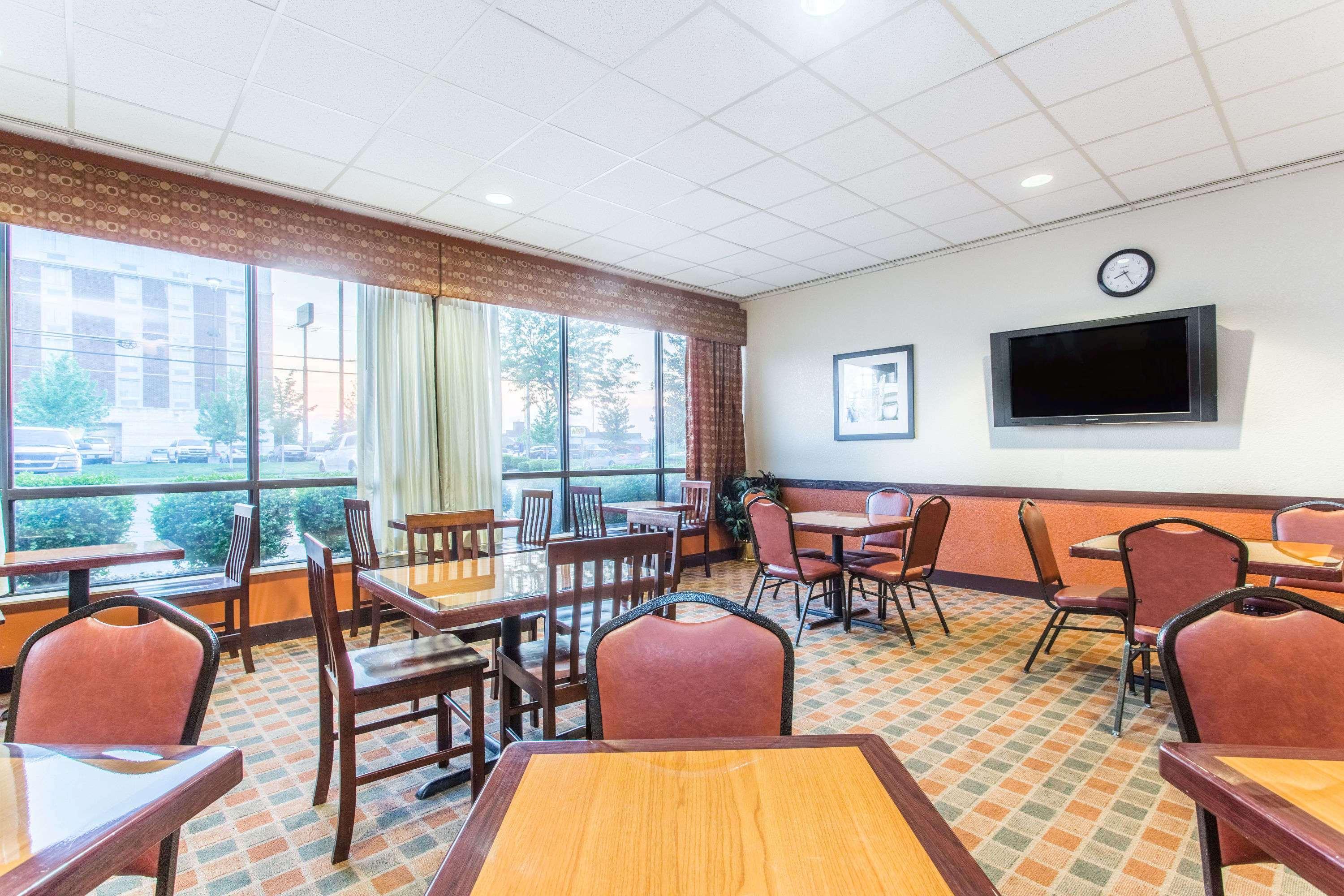 Baymont By Wyndham Cincinnati Шарънвил Екстериор снимка
