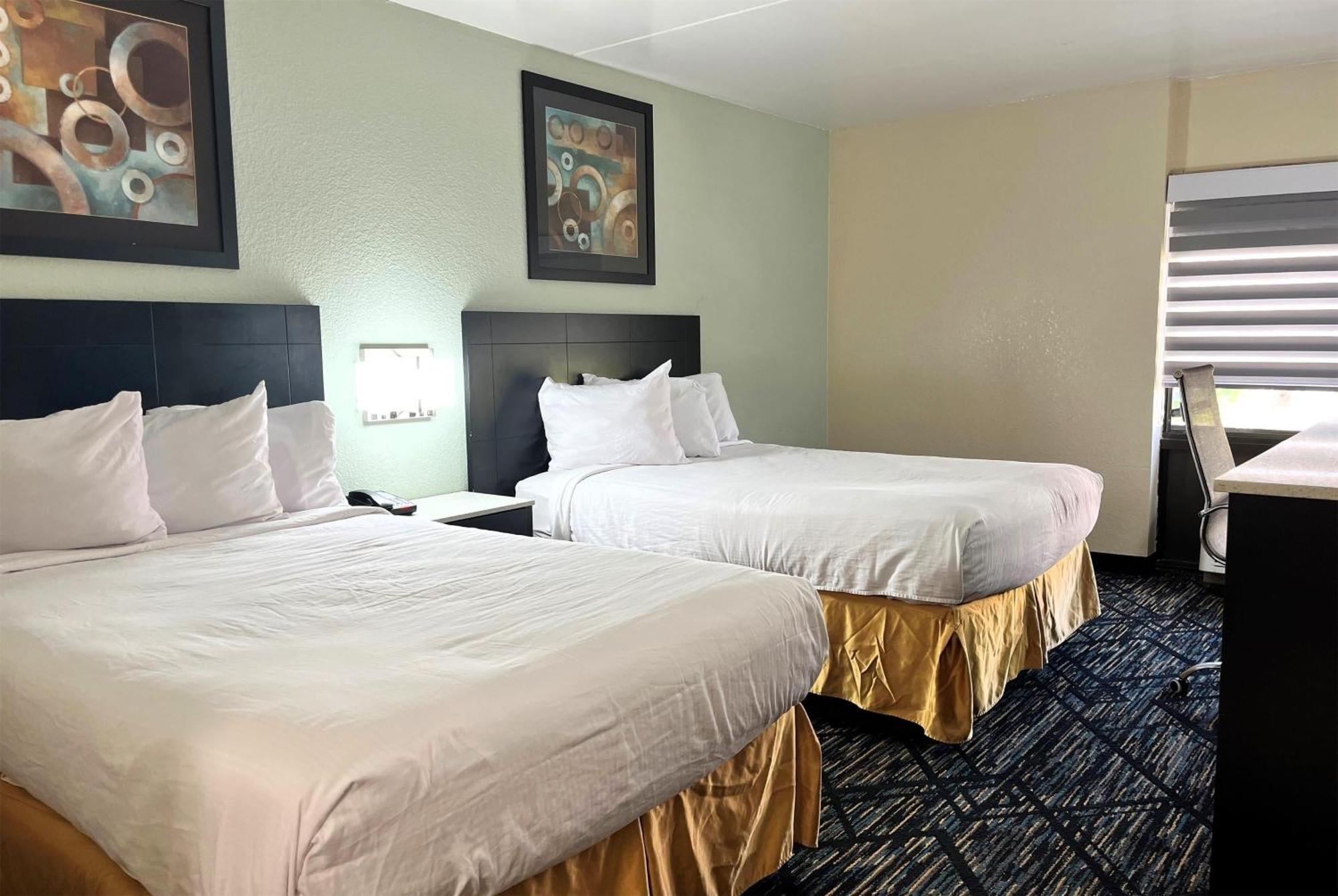 Baymont By Wyndham Cincinnati Шарънвил Екстериор снимка