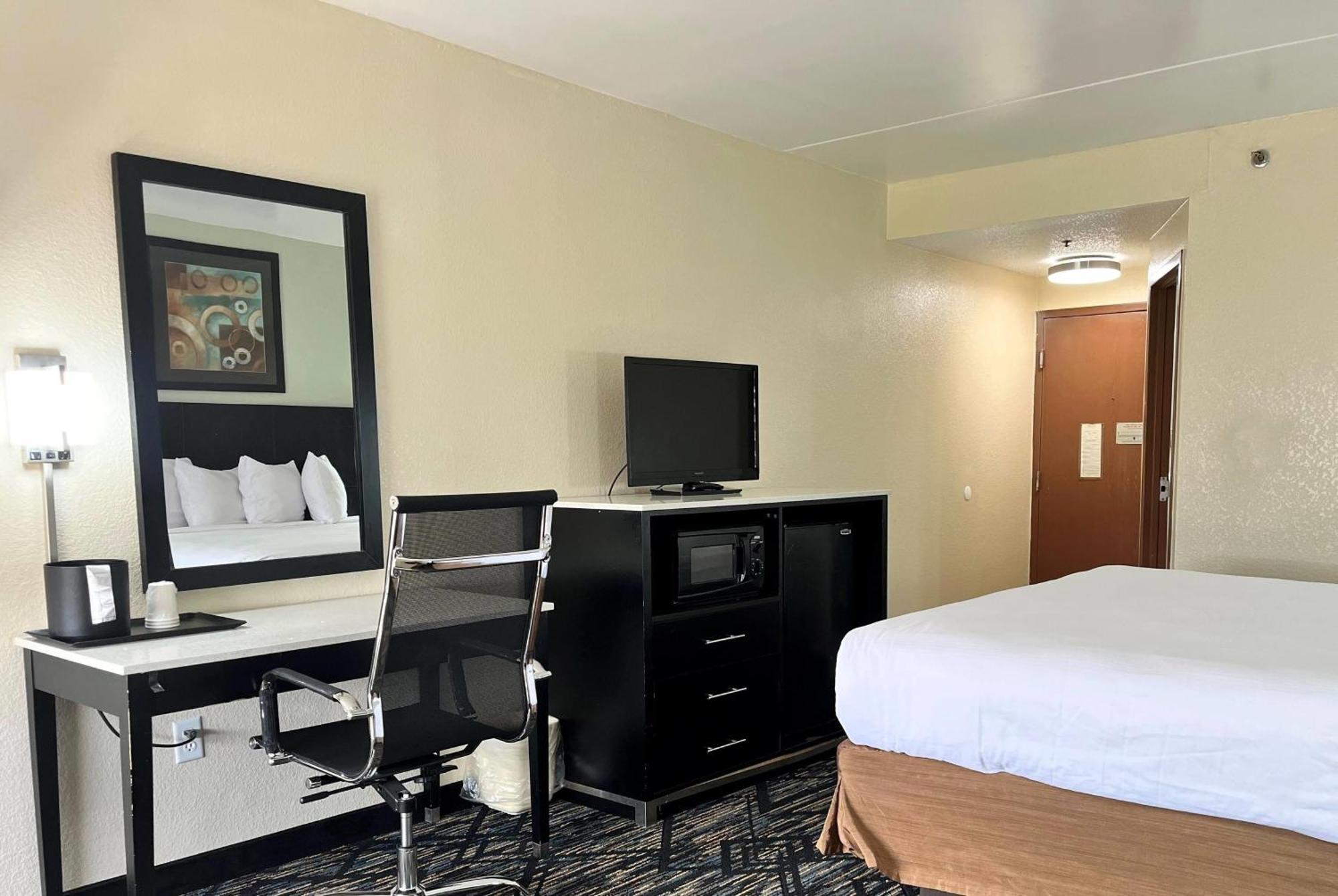 Baymont By Wyndham Cincinnati Шарънвил Екстериор снимка